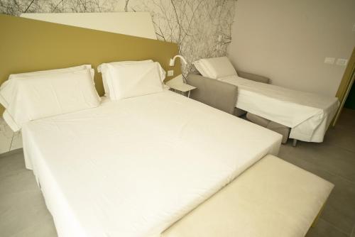 1 queen bed, 1 sofa bed