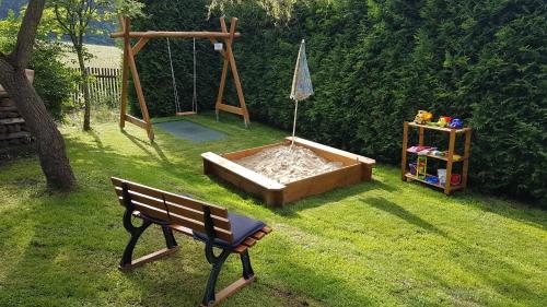 Játszótér, Chalupa na Šumavě, od soboty do soboty (Chalupa na Sumave, od soboty do soboty) in Nová Ves
