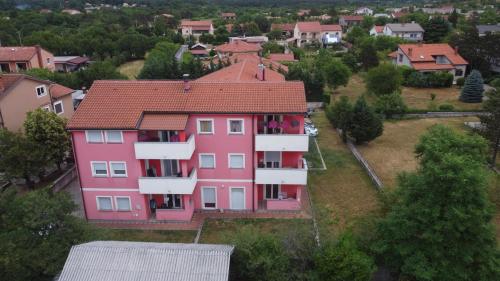 Grobnik-circuit Red house