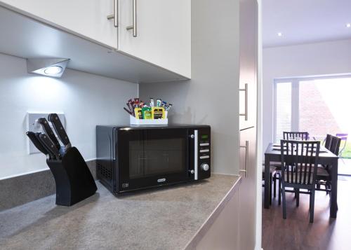 Campbell Park Serviced Properties - Shortstay MK - image 3
