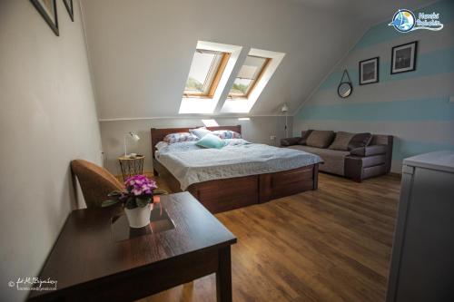 2 twin beds, 1 sofa bed