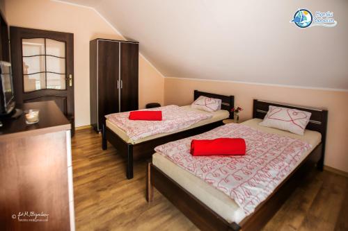 1 queen bed, 2 twin beds