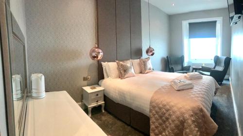 Double Room with Sea View image 7