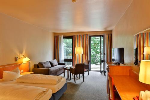 2 twin beds, 1 sofa bed