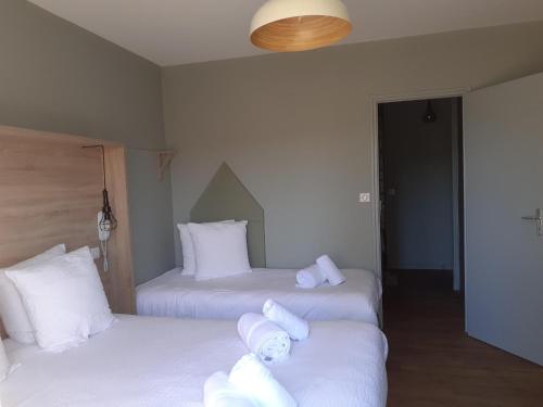 1 queen bed, 2 twin beds