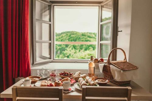 Їжа та напої, Rooms & Apartments Podsreda Castle in Podsreda