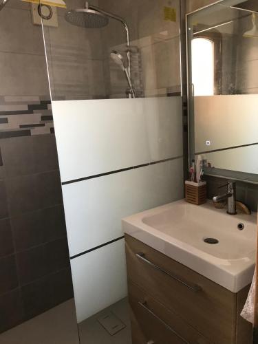 Bathroom, Chambre climatisee avec sdb privee dans une villa avec piscine ouverte d'avril a mi octobre in Chateau-Gombert