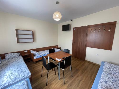 4 twin beds