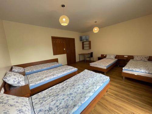 5 twin beds
