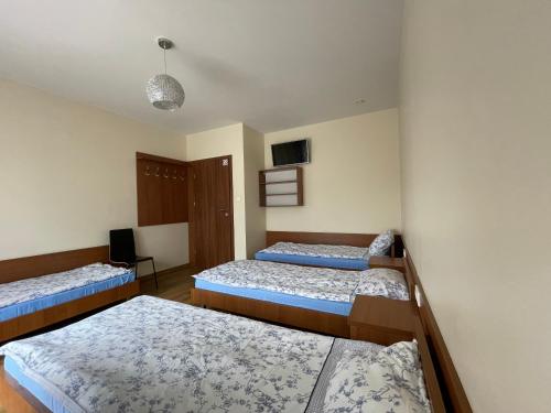 4 twin beds