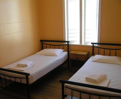 2 twin beds