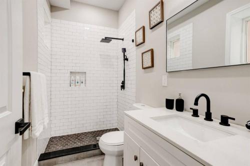 Modern studio near Fairmount Park + EZ Parking