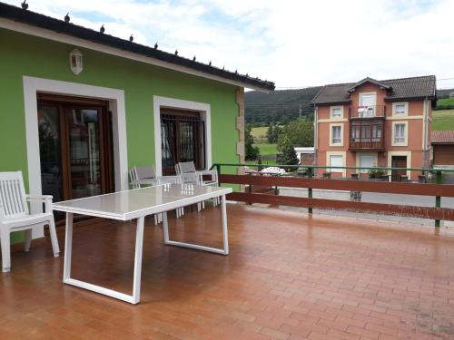 Las Higueras -casa con jardín- (Las Higueras -casa con jardin-) in Pomaluengo