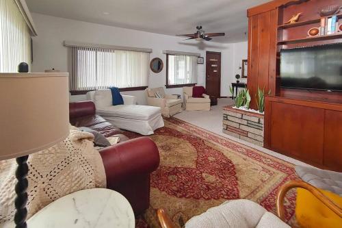 Huge historic, w/large yard & close to beach, Манисти