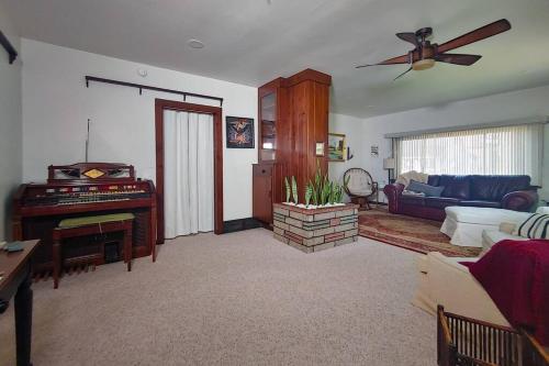 Huge historic, w/large yard & close to beach