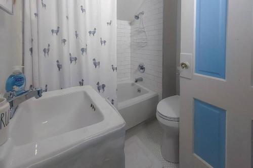 Historic w/deck, king bed & air by Lake Michigan thumb 3