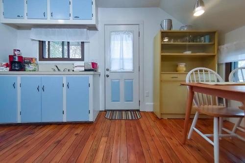 Historic w/deck, king bed & air by Lake Michigan thumb 4