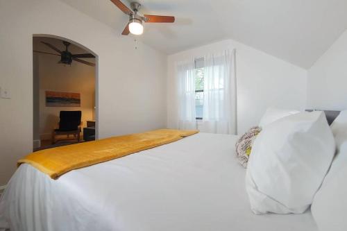 Historic w/deck, king bed & air by Lake Michigan detail