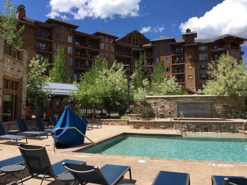 Hyatt two bedroom, balcony, outdoor swimming pool & hot tub, firepit, walk to hiking & biking trails