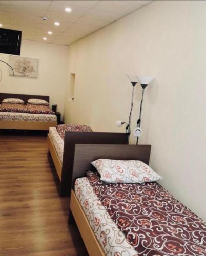 1 queen bed, 2 twin beds