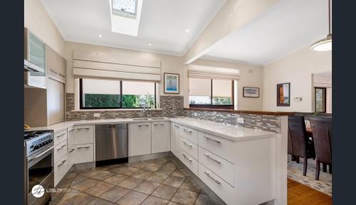 HILLTOP - Beautiful Family Retreat with a View