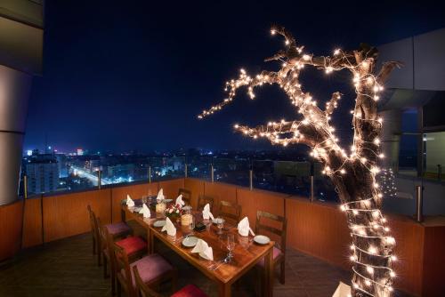 Restaurant, The Accord Metropolitan Hotel in Chennai