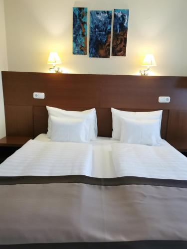 Bed, Hotel Villa Pax in Balatonalmadi