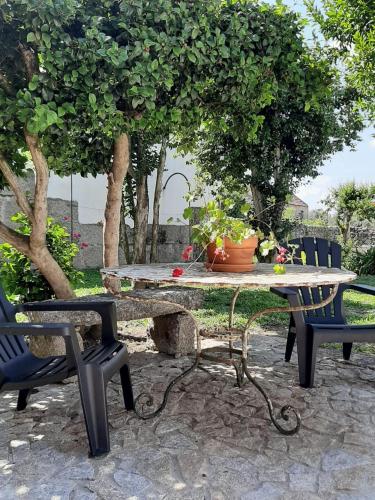 Beautiful house and garden at Serra da Estrela, perfect for groups and families in กูเวีย