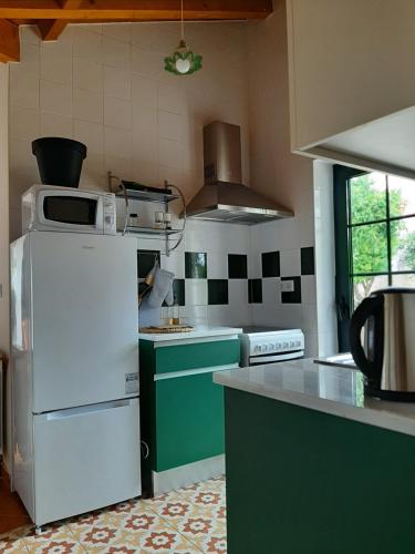 Beautiful house and garden at Serra da Estrela, perfect for groups and families in กูเวีย