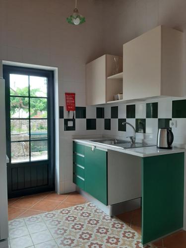 Beautiful house and garden at Serra da Estrela, perfect for groups and families in กูเวีย