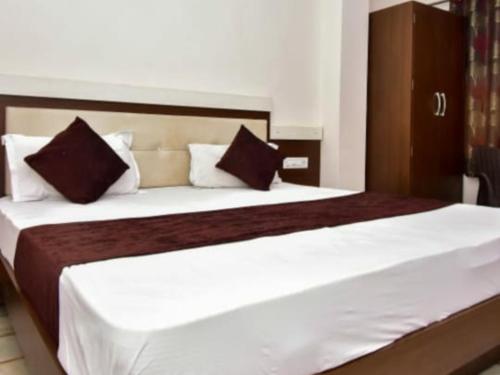 1 queen bed, 1 sofa bed