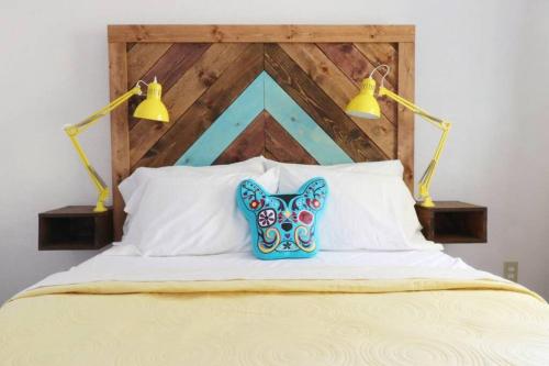 New! JT SUNSHINE HOUSE Cozy, Artsy & Comfy, Dog Friendly, 3BD in Joshua Tree, USA