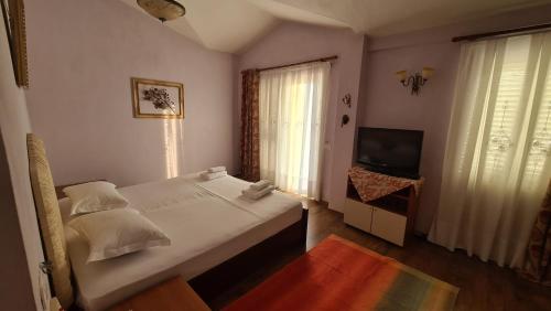 Kasneci Residence Countryside Villa with a pool, Tirana (photo 4)