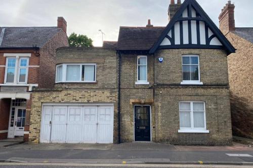 Broadway House - 6 Double Bedrooms, Central cottage Peterborough