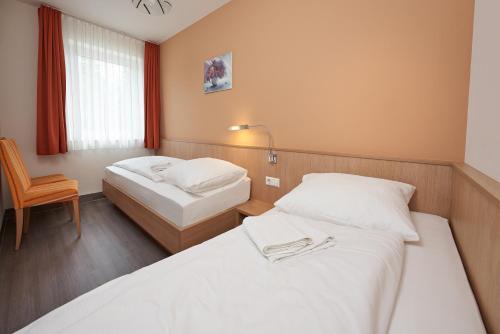 1 queen bed, 2 twin beds