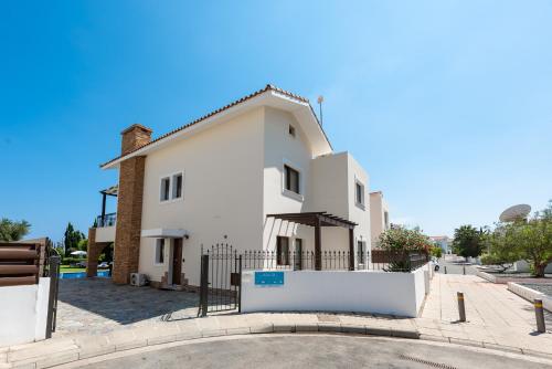 Ieeja, Sea Front Oceanus H3 by Ezoria Villas in Sotira
