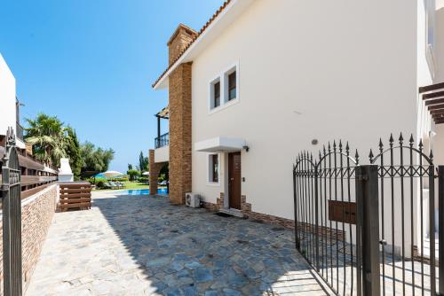 Sea Front Oceanus H3 by Ezoria Villas in Sotira