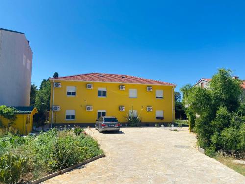 Spacious apartment close to the sea in Kastel Luksic