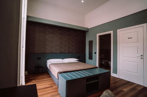 Double or Twin Room with Balcony image 6