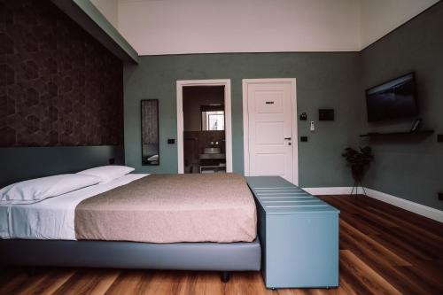 Double or Twin Room with Balcony image 7