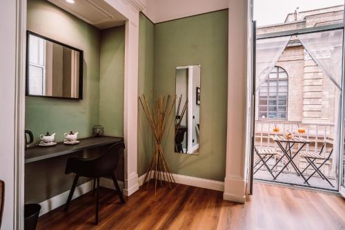 Deluxe Double or Twin Room with Balcony image 8