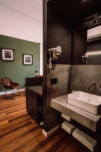 Deluxe Double or Twin Room with Balcony image 6