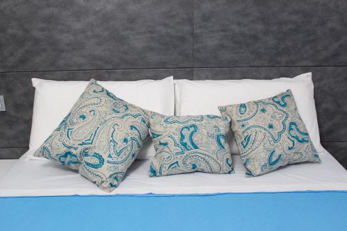 1 queen bed, 1 twin bed