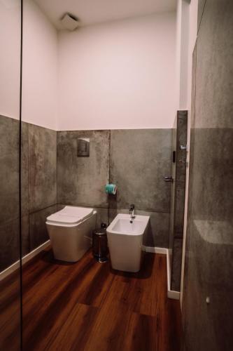 Double Room with Balcony image 5