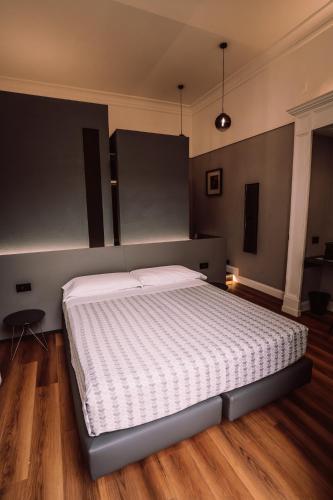 Double Room with Balcony image 8