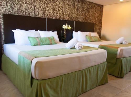 2 queen beds