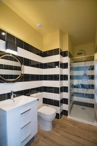 One-Bedroom Apartment with Terrace image 6