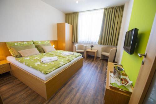 4 twin beds
