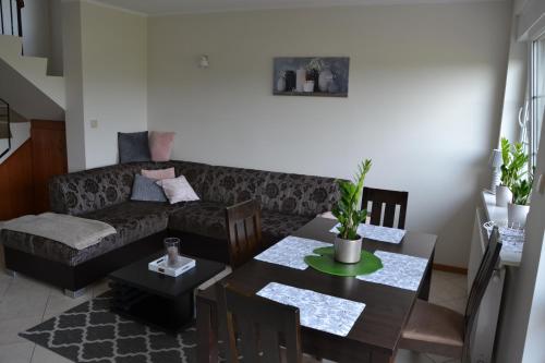 2 bedrooms, 5 beds