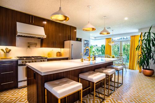 The Establishment, quintessential 1969 Villa